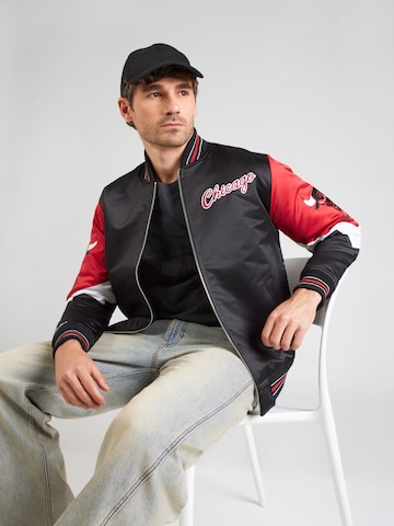Mitchell & Ness Демисезонная куртка 'NBA THROW IT BACK BULLS' в Черный: спереди