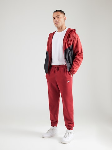 Tapered Pantaloni 'CLUB' di Nike Sportswear in rosso