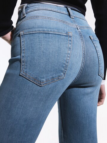 Bershka Разкроени Дънки в синьо