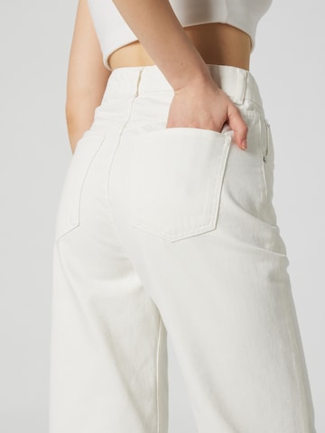 A LOT LESS تقليدي جينز 'JESSIE' بلون أبيض