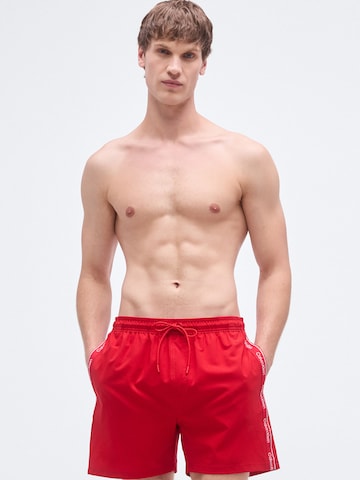 Calvin Klein Swimwear - Bermudas en rojo: frente