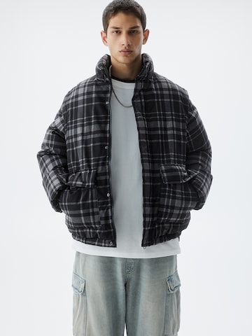 Pull&Bear Overgangsjakke i sort: forside