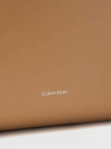 Plase de cumpărături de la Calvin Klein pe maro