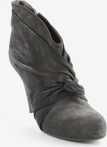 JANET & JANET Booties in 39 in Brown: front