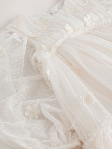 Next Mekko värissä valkoinen