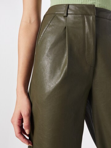 regular Pantaloni con pieghe di Nasty Gal in verde