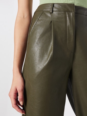 Nasty Gal Regular Pleat-Front Pants in Green