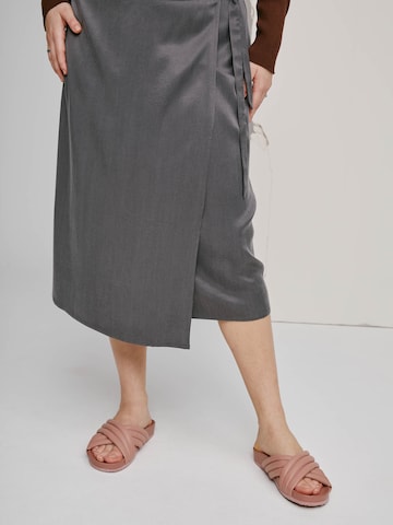 A LOT LESS Skirt 'Ayla' in Grey: front