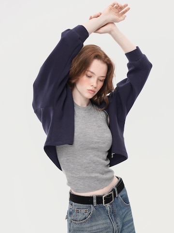 yoligex Tussenjas 'YOLIGEX Kurze Jacke Marineblau Stehkragen Reißverschluss Cape-Design' in Blauw
