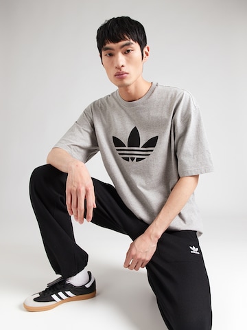 Tricou 'TREFOIL' de la ADIDAS ORIGINALS pe gri: față