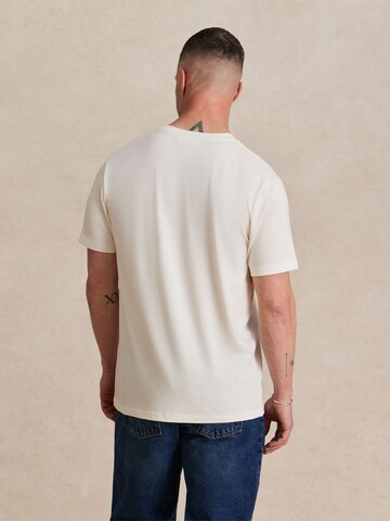 DAN FOX APPAREL Средняя посадка Футболка 'Piet' в Белый