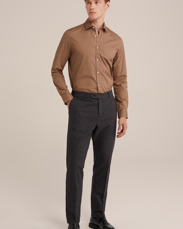 Slim fit Camicia di WE Fashion in marrone