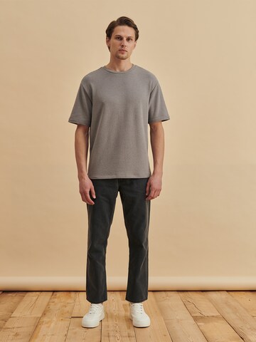 DAN FOX APPAREL TShirt 'Nils' in Grau