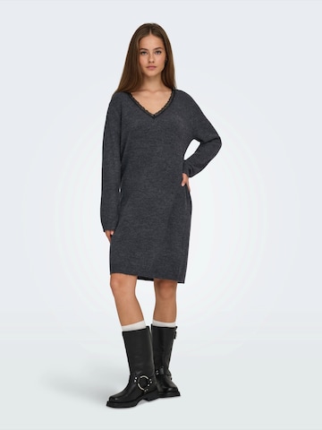 Robes en maille 'ONLTAMMY' ONLY en gris