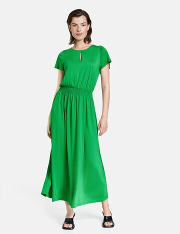 Rochie de la TAIFUN pe verde: față