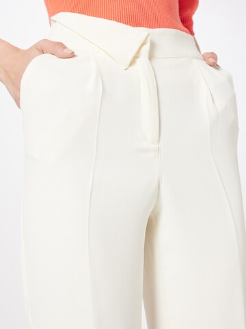Regular Pantalon chino Karen Millen en blanc