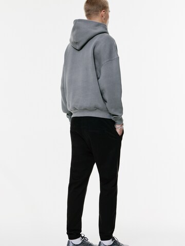 Pull&Bearregular Hlače - crna boja