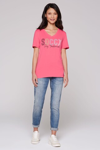 Soccx Basic T-Shirt mit V-Ausschnitt und Logo in Pink