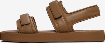 Sandales CESARE GASPARI en beige : devant