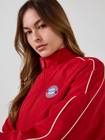 FC BAYERN MÜNCHEN Between-Season Jacket in Red
