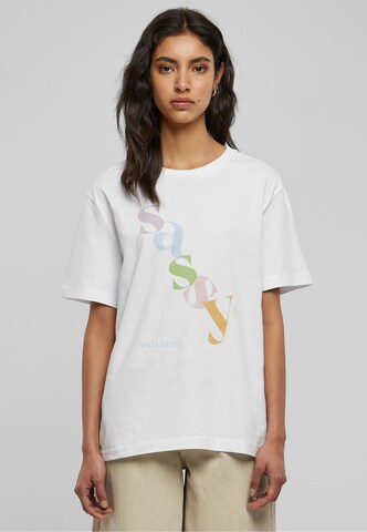 Days Beyond - Camiseta 'Sassy' en blanco: frente