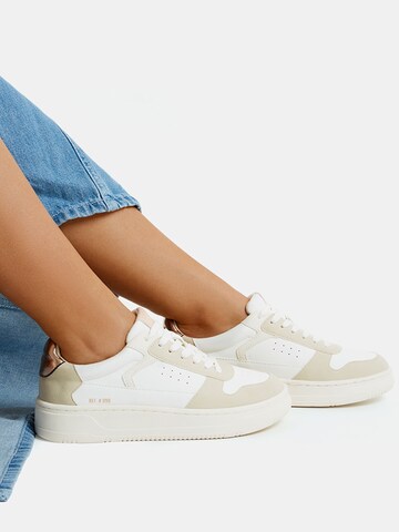 Sneaker low de la Bershka pe alb