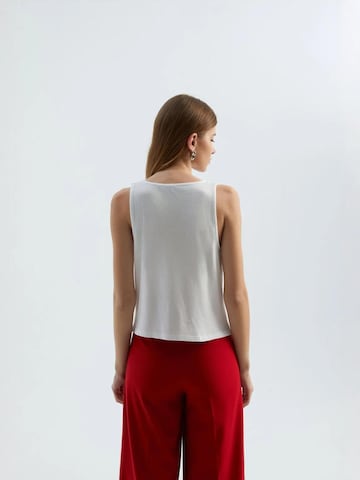 Top di Hiccup in bianco