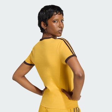 ADIDAS ORIGINALS - Camiseta en amarillo
