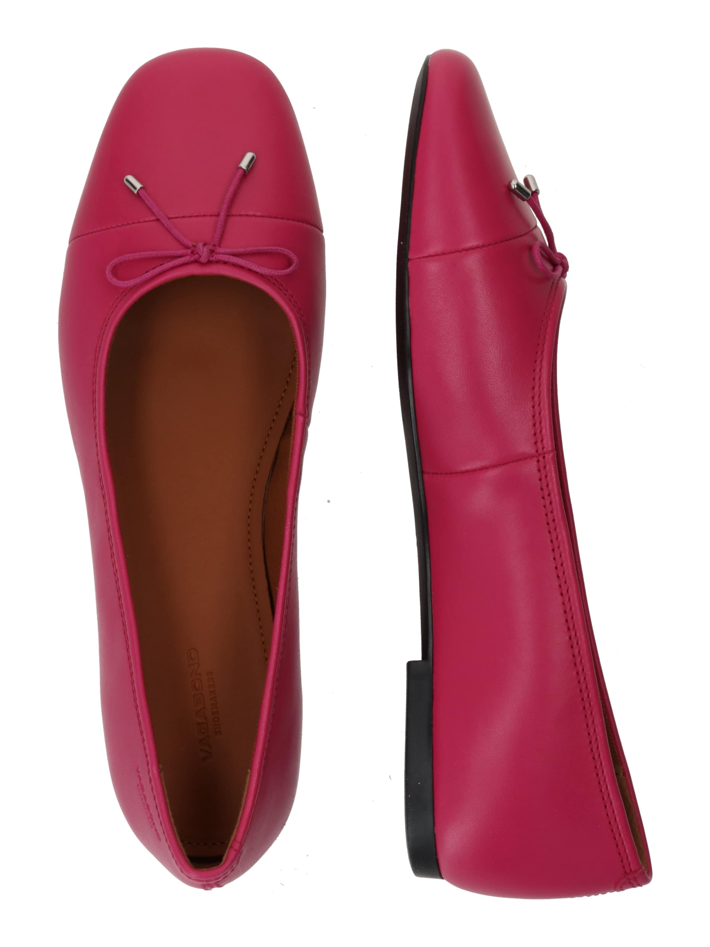 Balerini de la VAGABOND SHOEMAKERS pe roșu