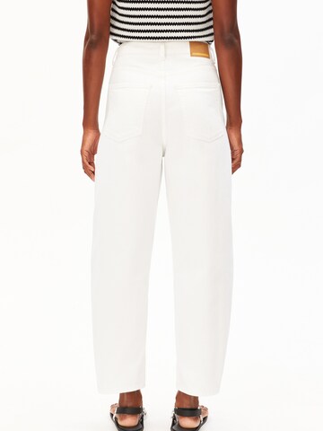 ARMEDANGELS Barrel Džíny 'BAARLY' – bílá