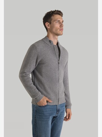 Vestes en maille MAERZ Muenchen en gris : devant