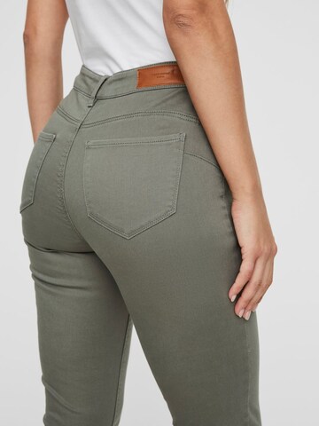 Skinny Pantalon 'Hot' VERO MODA en vert