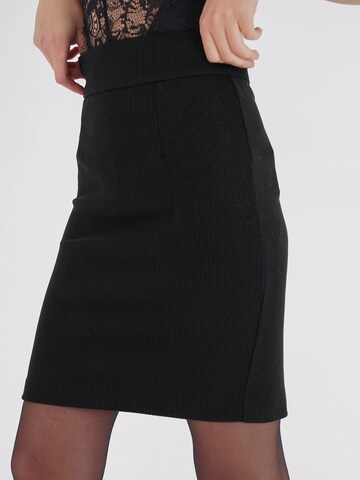 FRESHLIONS Skirt in Black