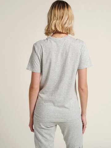 Hummel Functioneel shirt 'Legacy' in Grijs