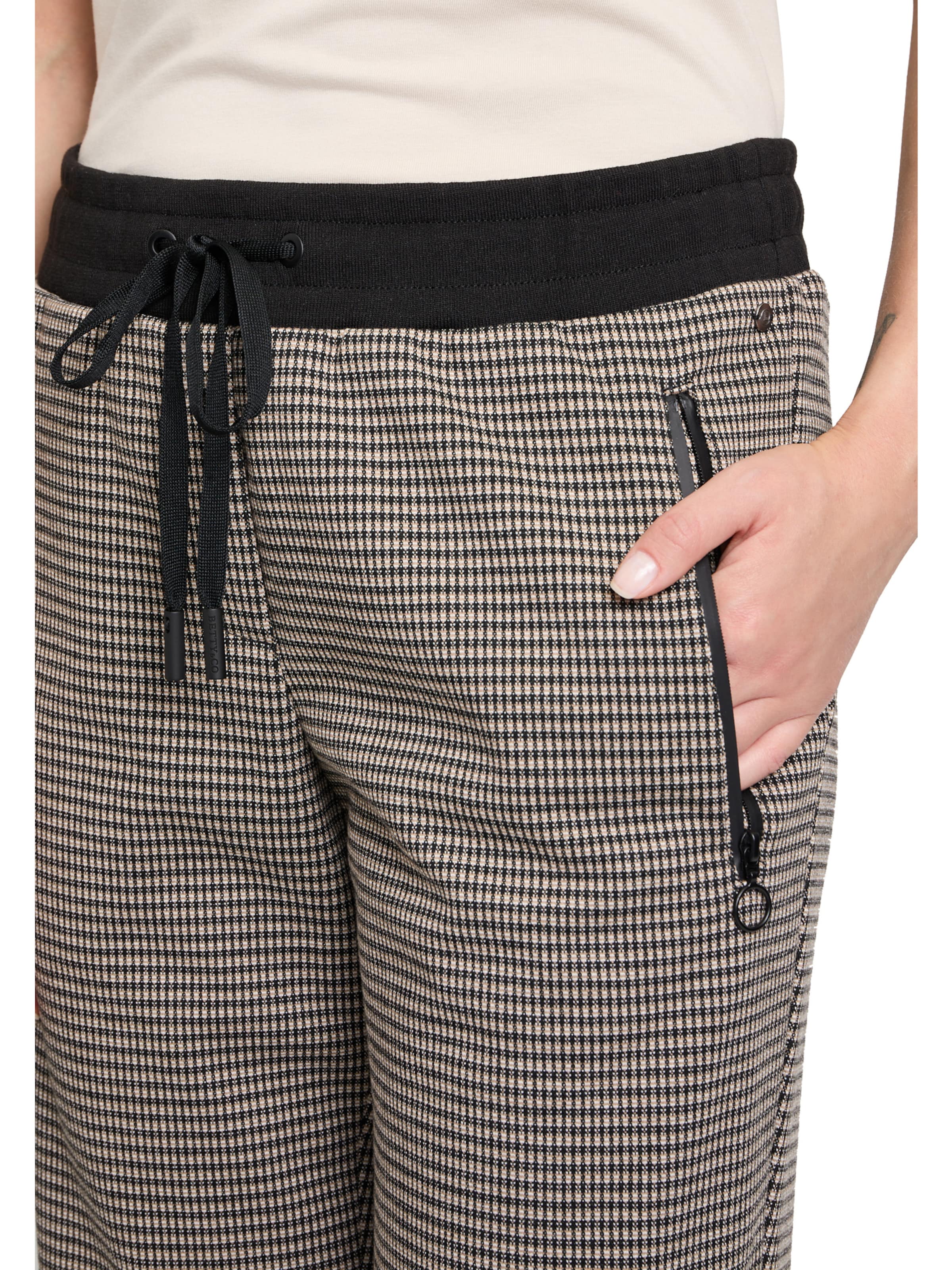 Betty & Co Loosefit Schlupfhose mit Reißverschlusstaschen in Schwarz