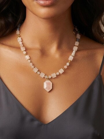 Collana 'Rose Jade Necklace with Gold Accents Elegance Edition' di THE GEM STORIES JEWELRY in rosa