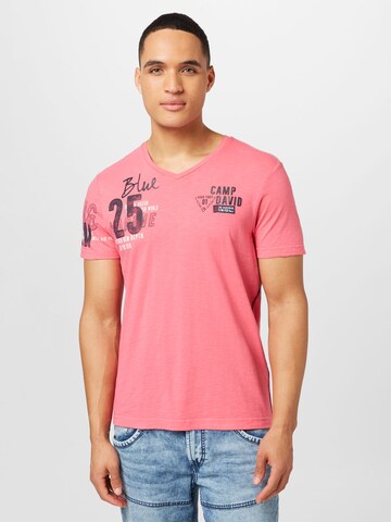DAVID in T-Shirt Pink ABOUT YOU CAMP |