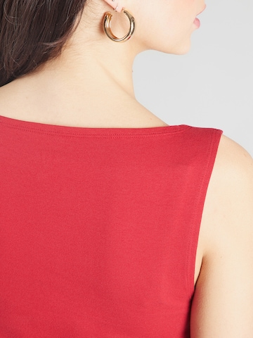 GAP Τοπ σε κόκκινο