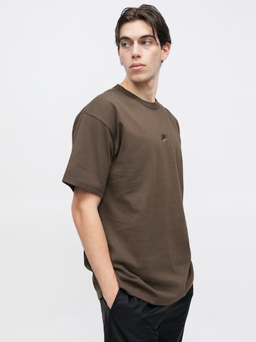 Nike Sportswear T-Shirt 'PREM ESS' in Braun
