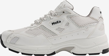 Baskets basses 'Gen8' MoEa en blanc : devant