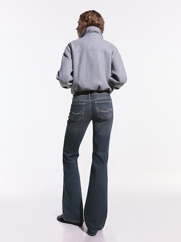 Bershka Bootcut Jeans in Blau