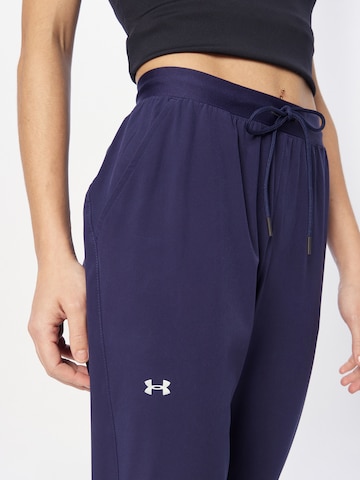 Effilé Pantalon de sport UNDER ARMOUR en bleu