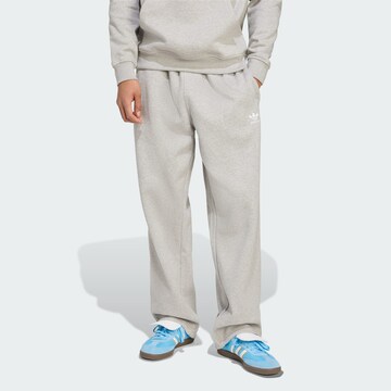 ADIDAS ORIGINALS Loosefit Broek 'Trefoil Essentials' in Grijs: voorkant