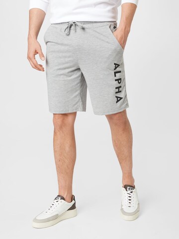 ALPHA INDUSTRIES Regular Shorts in Grau: predná strana