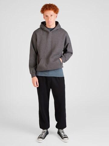 Abercrombie & Fitch - Sweatshirt 'ESS' em cinzento