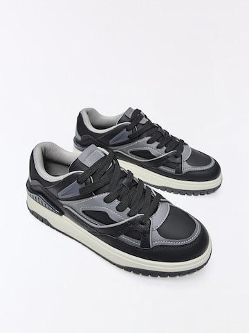 Bershka Sneakersy niskie w kolorze czarny