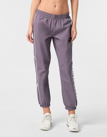 Plein Sport - Tapered Pantalón 'Scratch' en lila: frente
