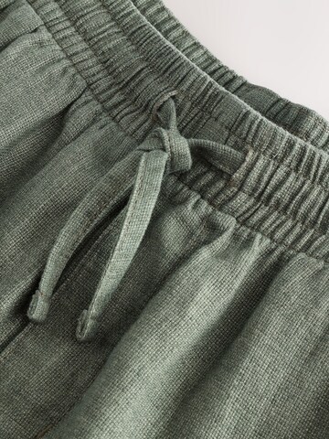Next Regular Shorts in Grün