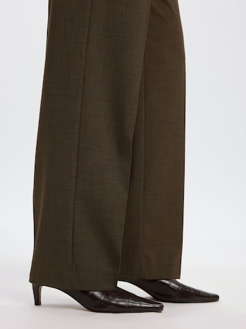 Loosefit Pantaloni con piega frontale di SELECTED in marrone