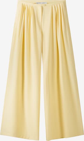 Bershka Wide leg Pleat-front trousers in Yellow: front